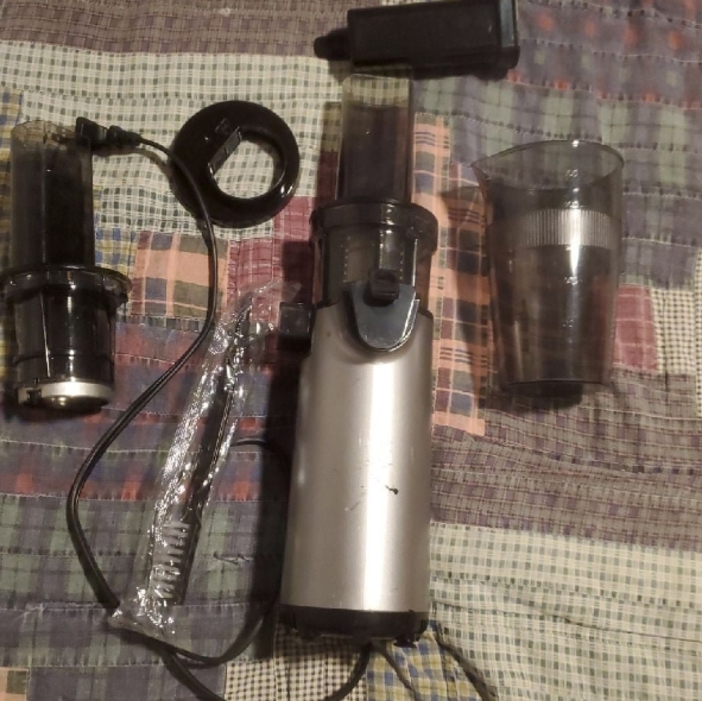 Dash DeLuxe Compact Cold Press juicer - Picture 2 of 3